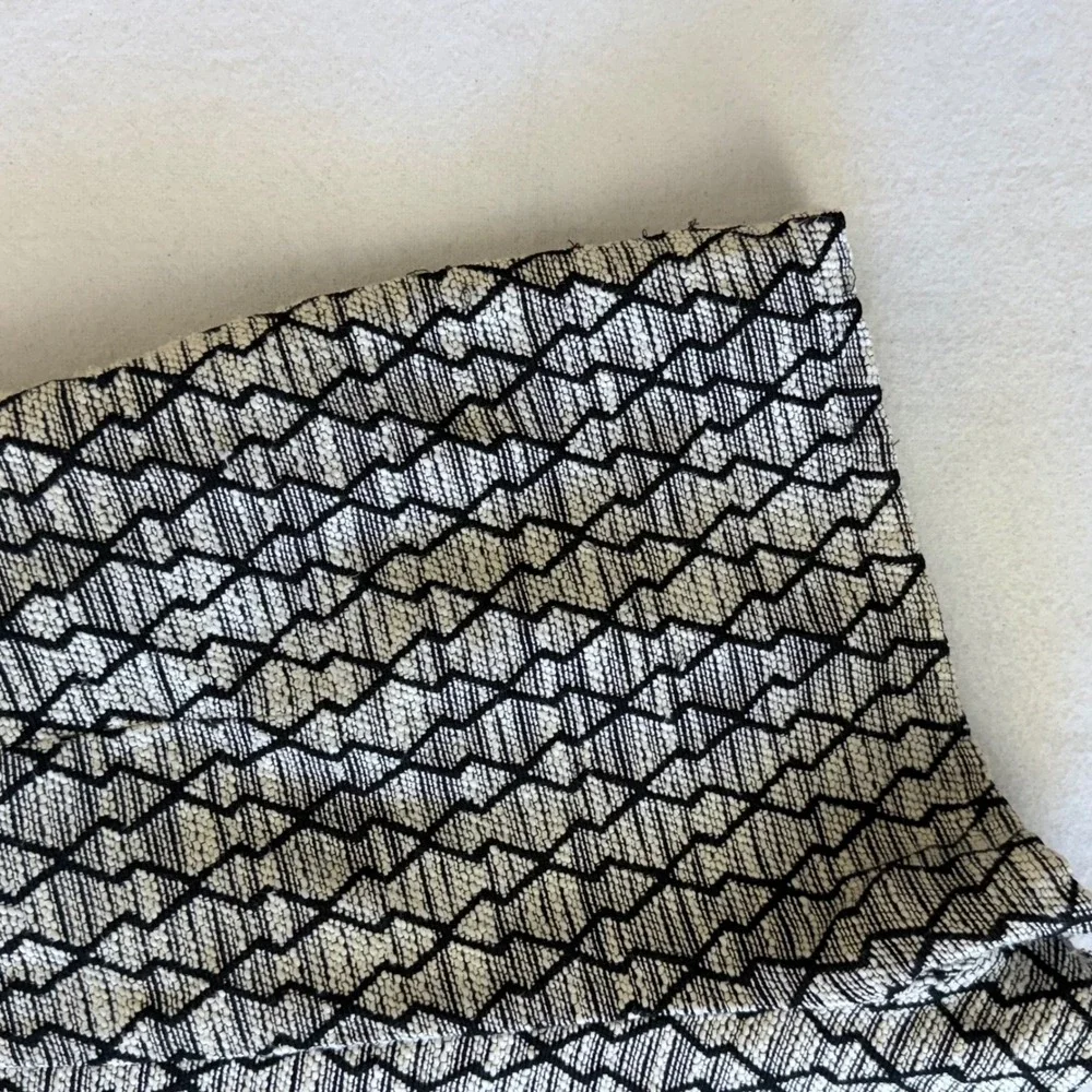 Love 21 Black White Geometric Diamond Jacquard Shorts Size M side zip - Picture 10 of 11